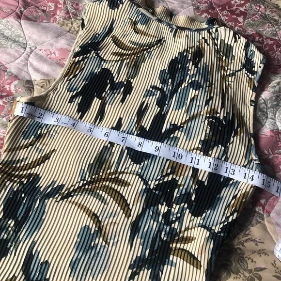 Like New DKNY Pleated Floral Tank Top - Picture 4 of 5